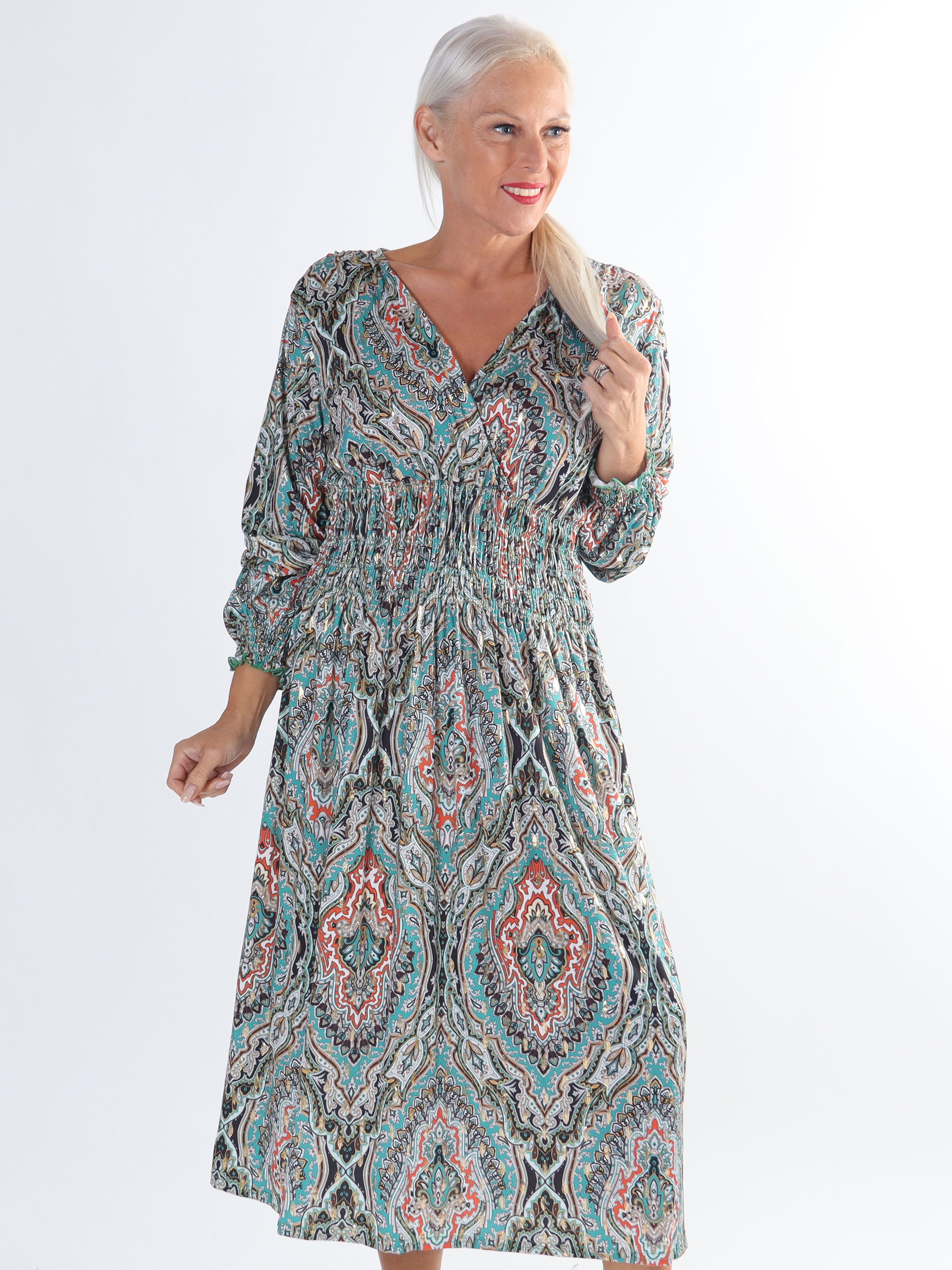 Pams Pattern Midi L/S - Plus size klänning i skrynkelfritt tyg med långa ärmar